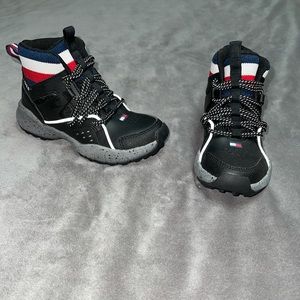 NWT Boy Tommy Hilfiger Trail Mid Boots